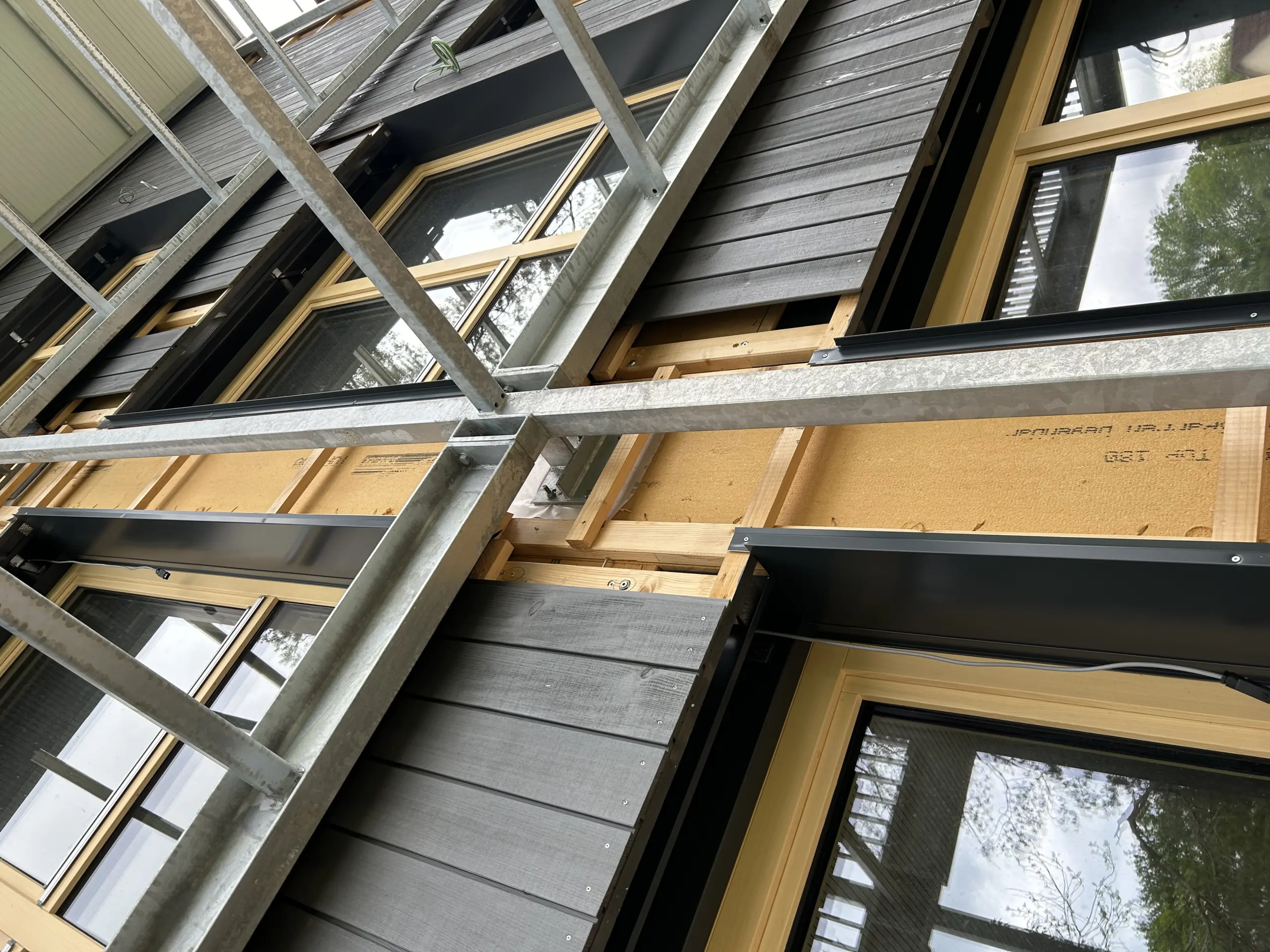 Detailansicht Fassade Kita Manzen – Stahl-Unterkonstruktion und Holzverkleidung am Neubau
