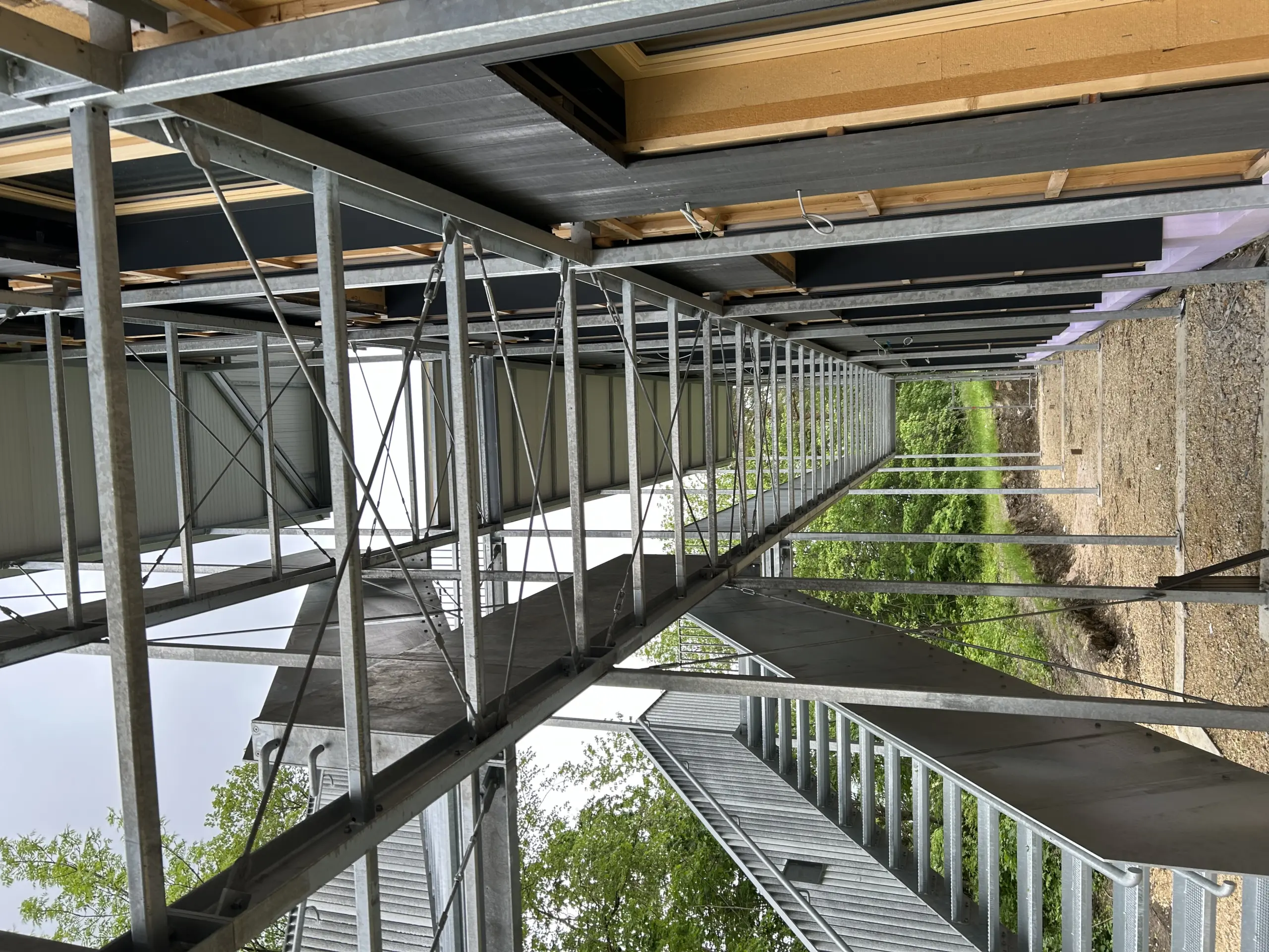 Tragwerk Kita Manzen von unten – Stahlkonstruktion Laubengang mit Holzdecke