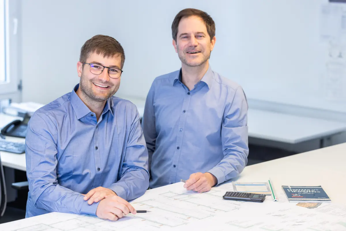 Gregor Hagedorn und Ulli Müller im Büro am gemeinsamen Planungstisch